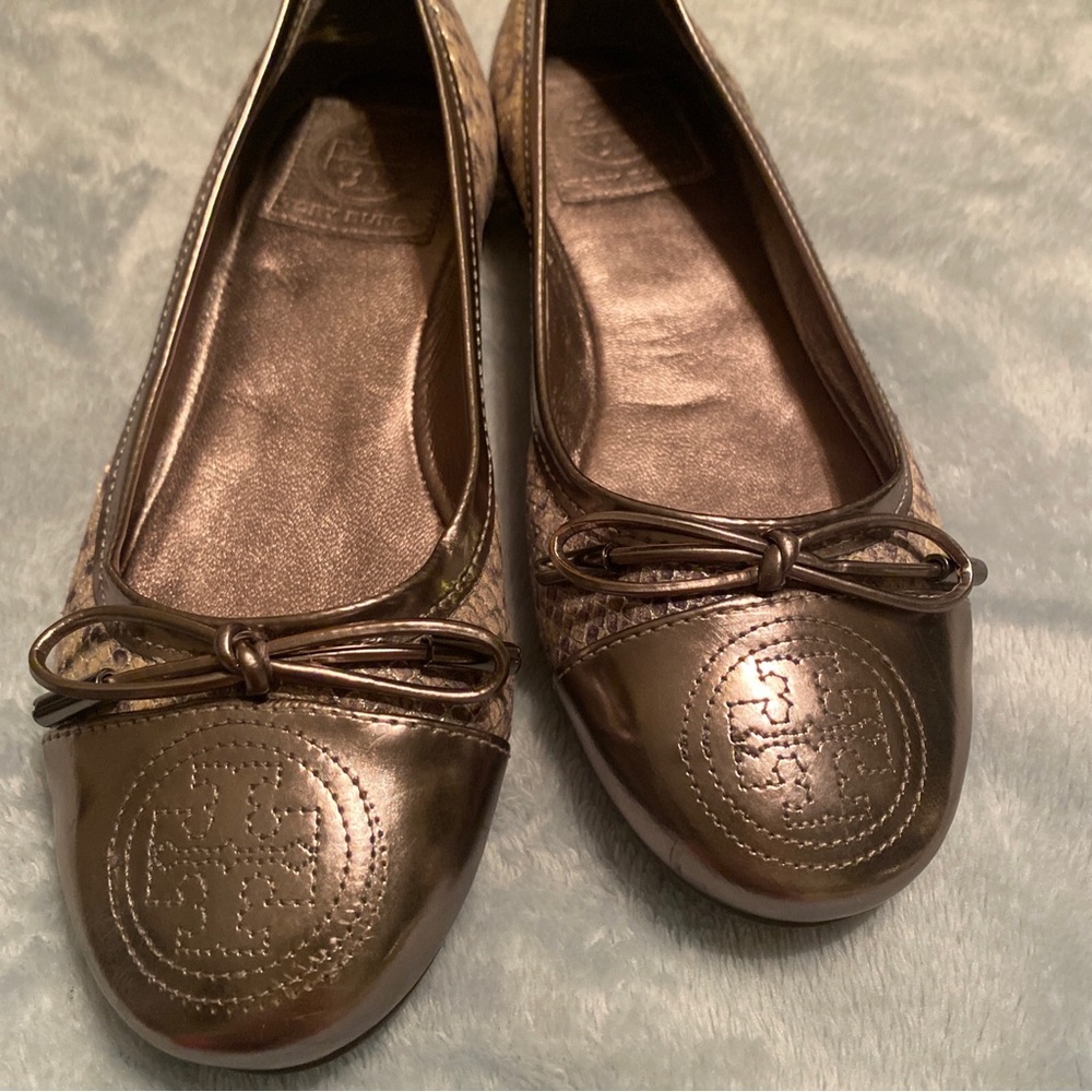 Tory Burch Flats Size 4 Snake skin, Metallic grey